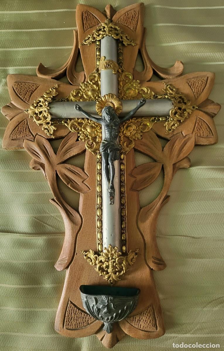Antig&uuml;edades: Cruz de madera con pila agua bendita 23 &times; 35 ctms...