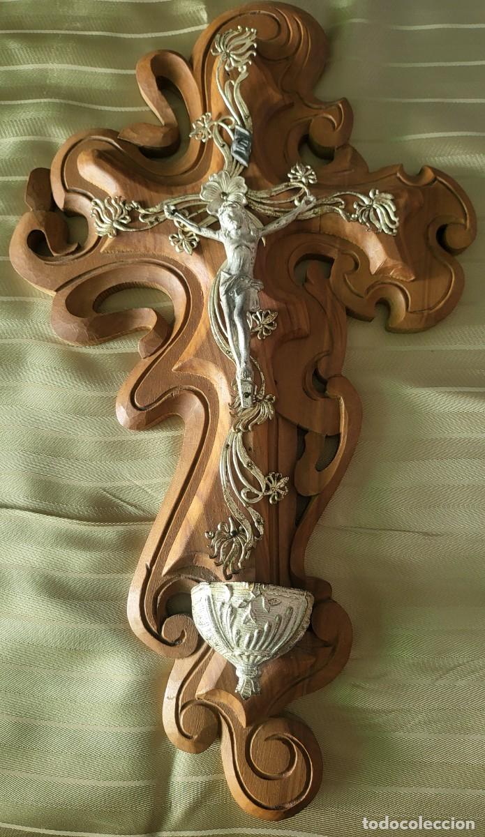 Antig&uuml;edades: Cruz de madera con pila agua bendita 23 &times; 41 ctms...