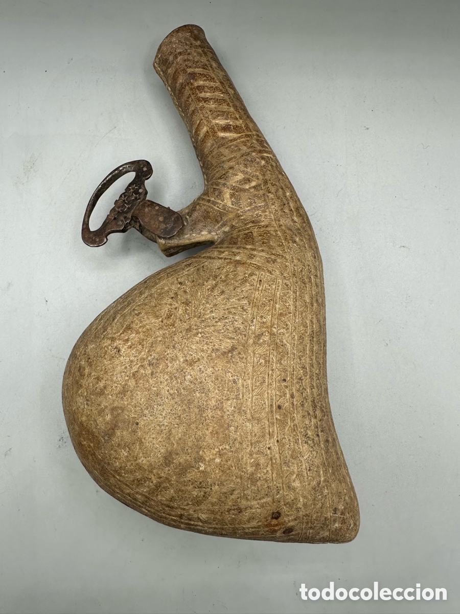 Antig&uuml;edades: petaca de p&oacute;lvora (powder flask) XIX