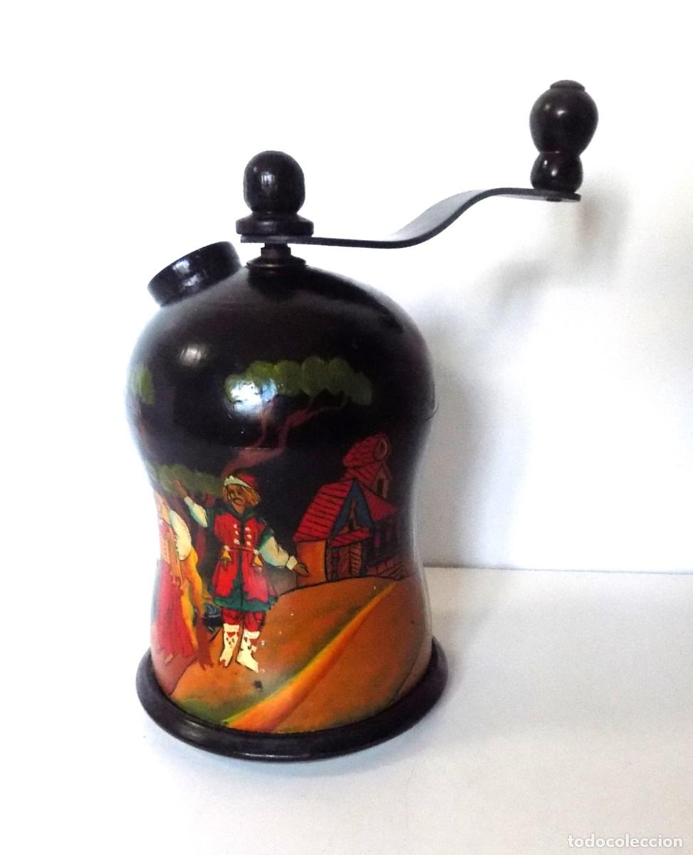 Antig&uuml;edades: MOLINILLO DE CAF&Eacute; FABRICADO AL MODO DE LAS MATRIOSHKAS. RUSIA. CA. 1960/1980