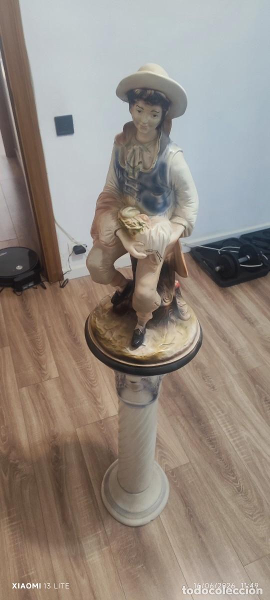 Antig&uuml;edades: Gran Escultura Porcelana Con Pedestal Columna 140cm Estilo Capodimonte / Cl&aacute;sico Excelente Estado
