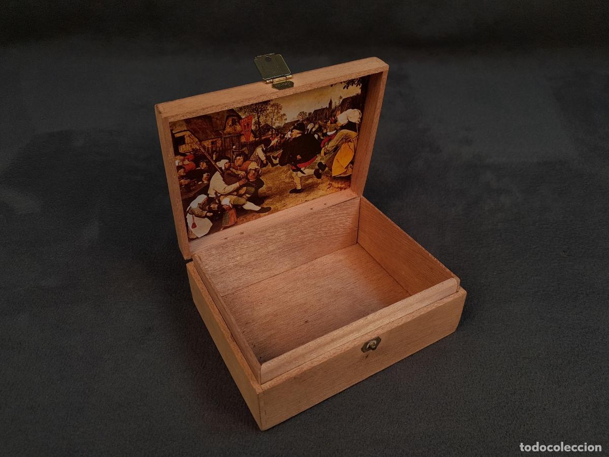 Antig&uuml;edades: CAJA DE MADERA TABAQUERA CON REPRODUCCI&Oacute;N PICT&Oacute;RICA. SIGLO XX.