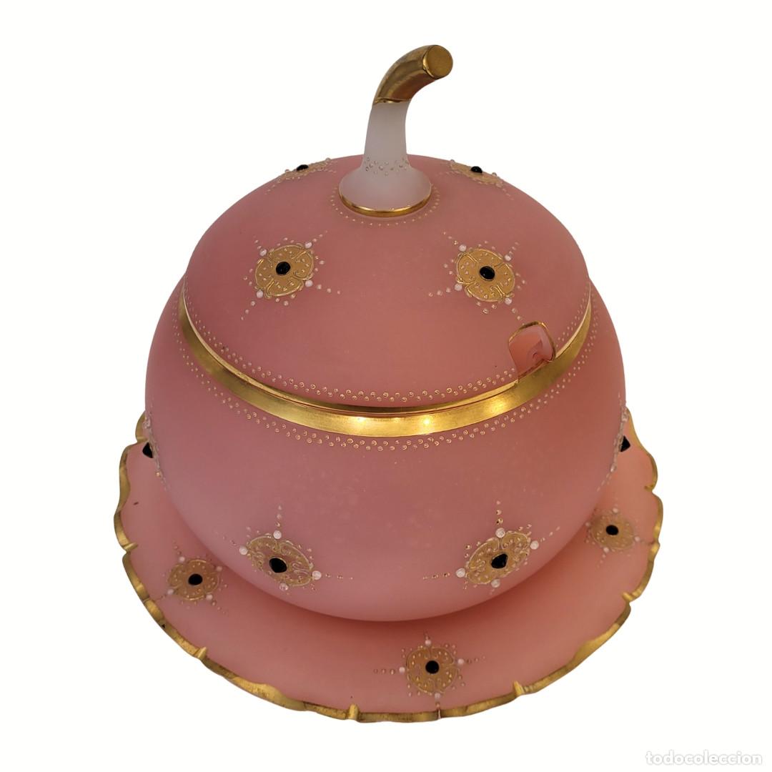 Antig&uuml;edades: Ponchera con forma de calabaza de cristal opalino rosa, Baccarat, Napole&oacute;n III, 1890 &ndash; Francia