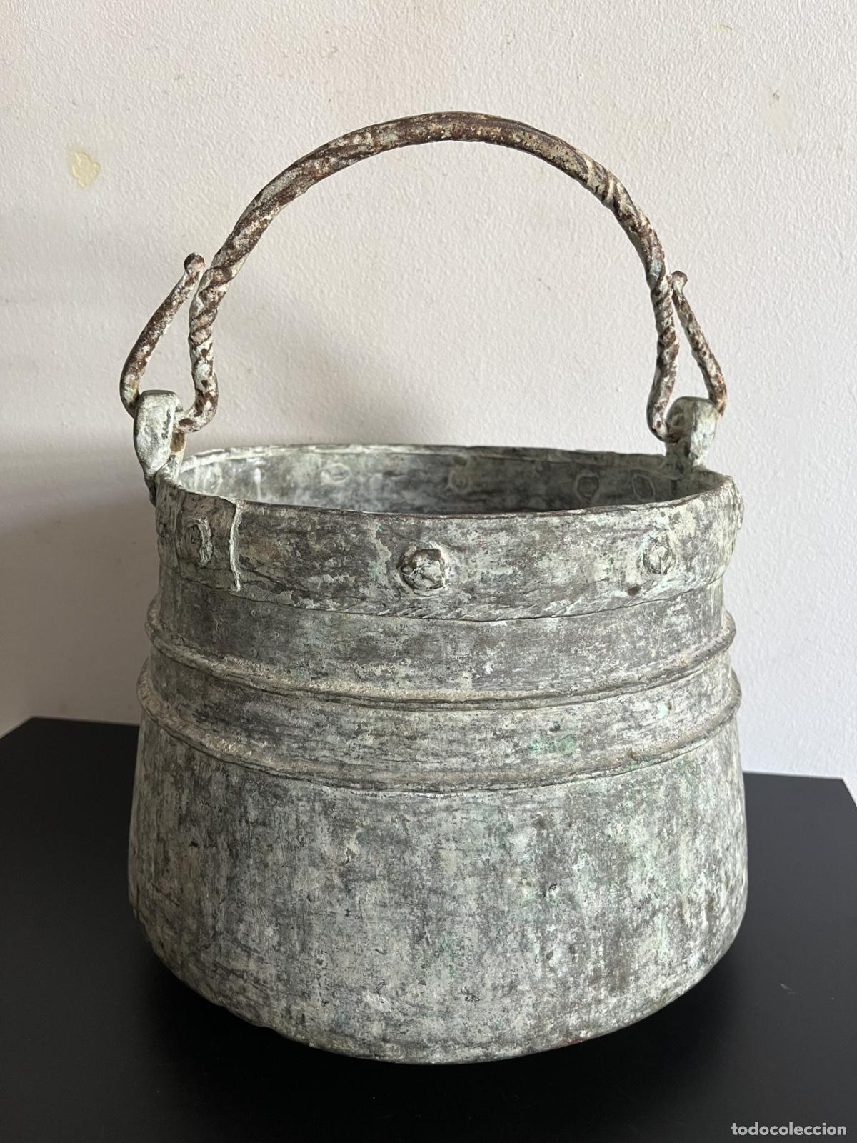 Antig&uuml;edades: Gran s&iacute;tula o acetre medieval.