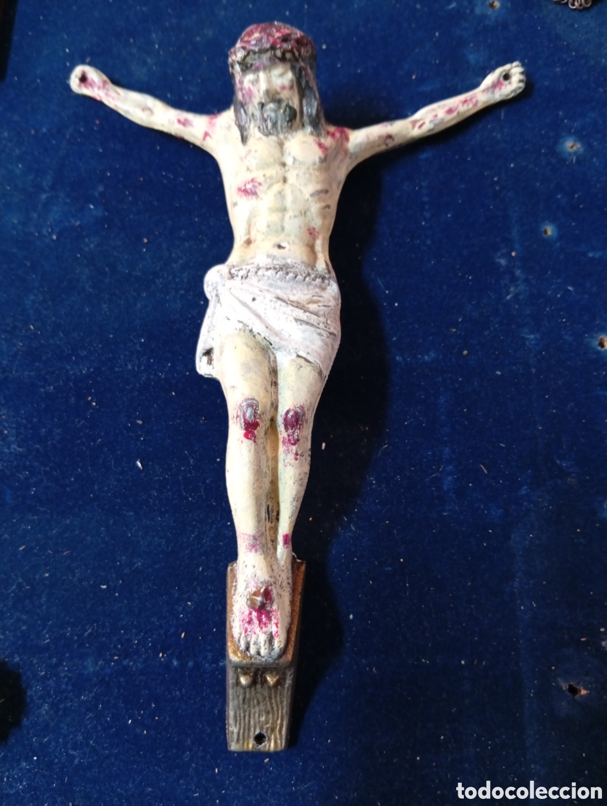 Antig&uuml;edades: Cristo en metal plomo o calamina estilo neog&oacute;tico policromado 21 x 15 cm