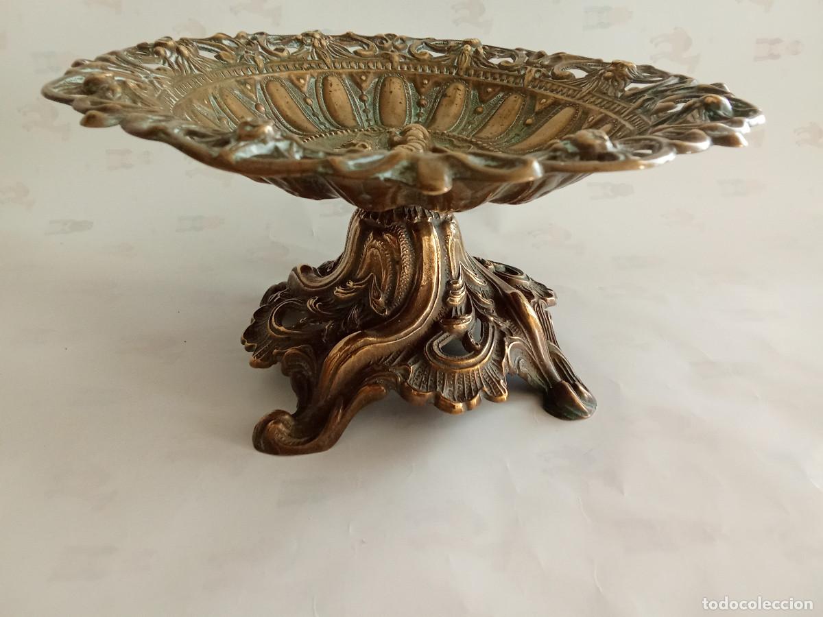 Antig&uuml;edades: Antiguo centro de mesa en bronce labrado - Foto 2