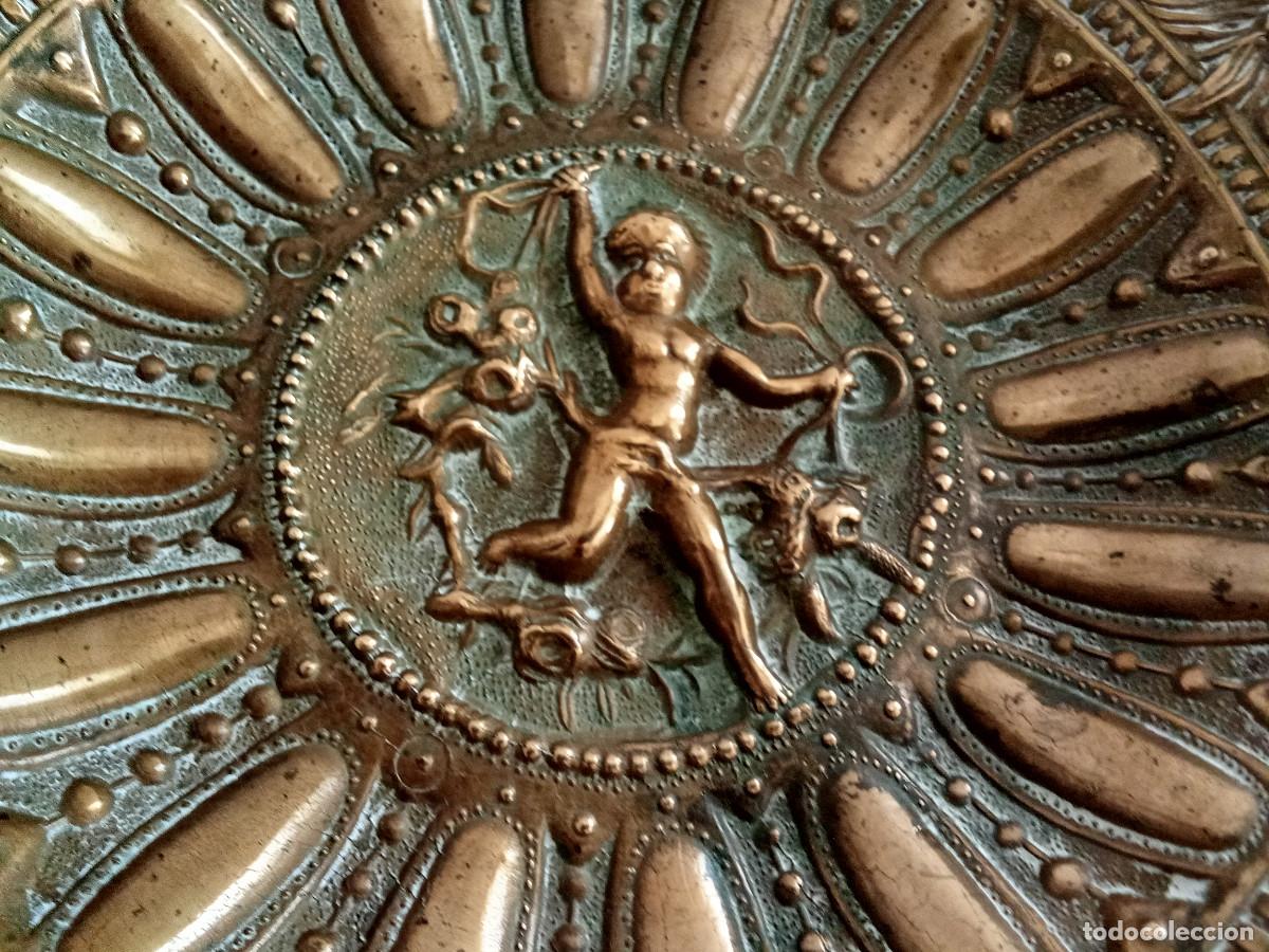 Antig&uuml;edades: Antiguo centro de mesa en bronce labrado - Foto 3