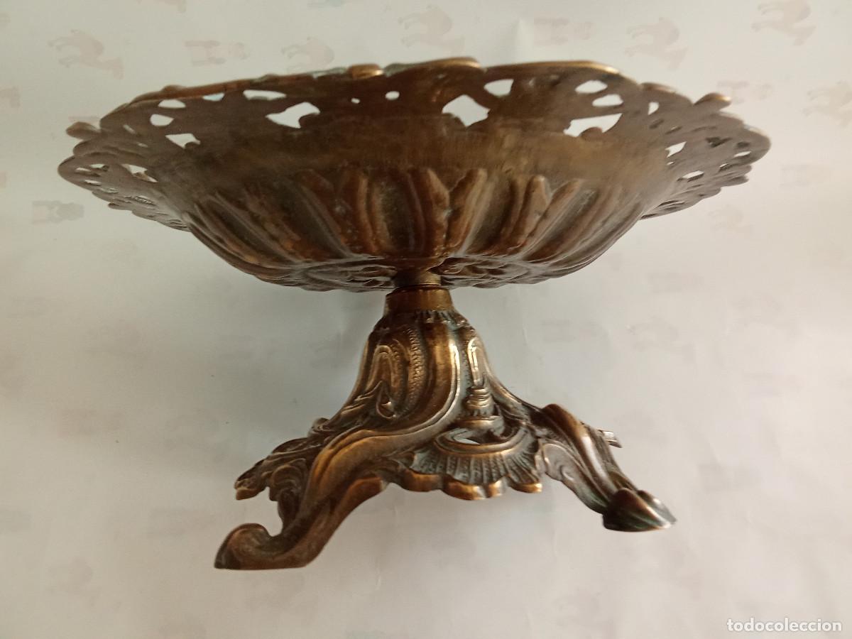 Antig&uuml;edades: Antiguo centro de mesa en bronce labrado - Foto 4