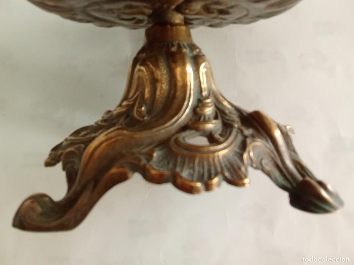 Antig&uuml;edades: Antiguo centro de mesa en bronce labrado - Foto 5