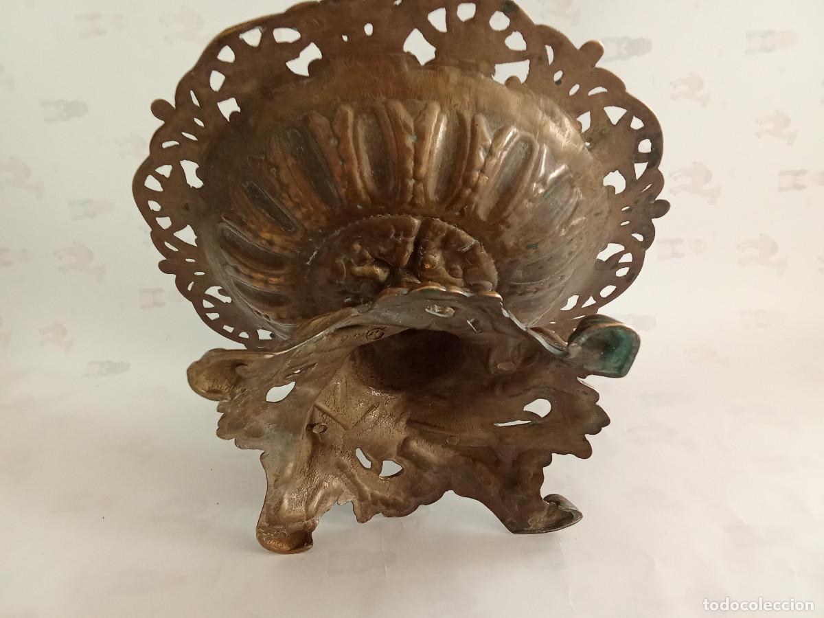 Antig&uuml;edades: Antiguo centro de mesa en bronce labrado - Foto 6