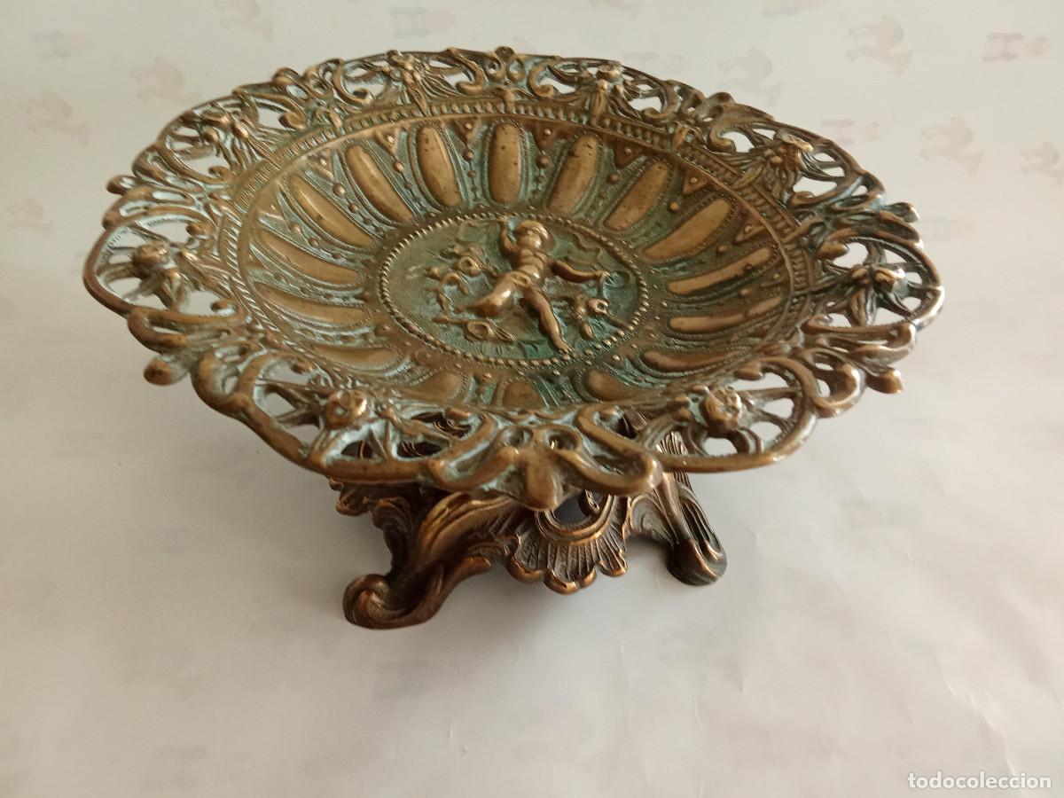 Antiquit&auml;ten: Antiguo centro de mesa en bronce labrado