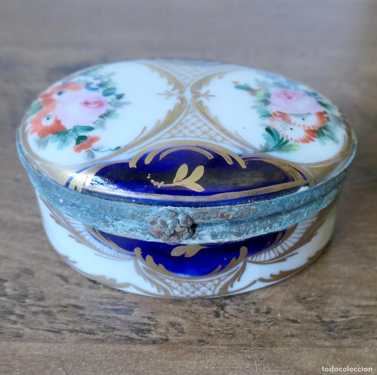 Antig&uuml;edades: la cajita joyero de porcelana de estilo Capodimonte, pintada en el interior - 7 x 5 cm