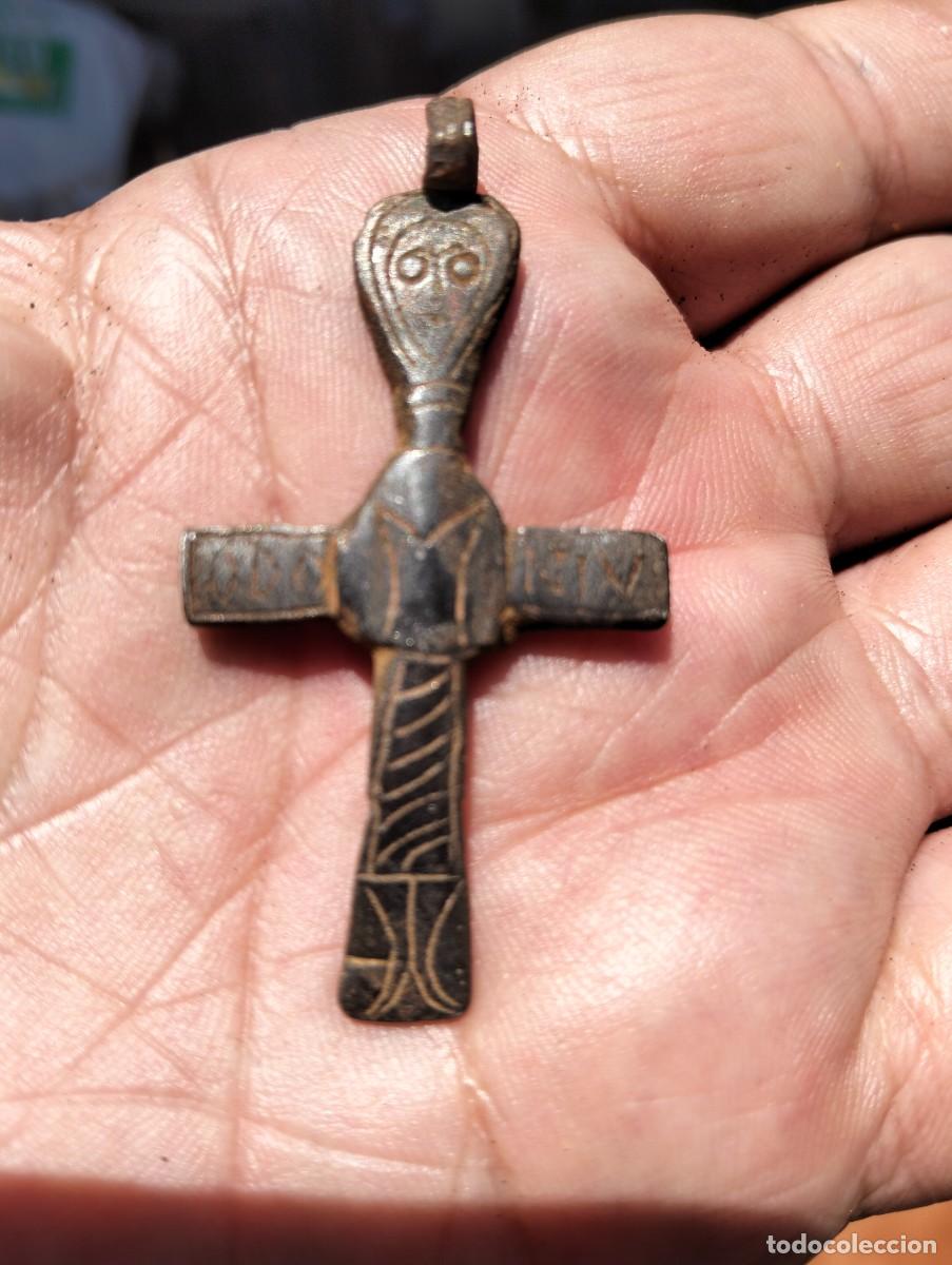 Antig&uuml;edades: antigua cruz de plata maciza medieval leyenda ODO-NIV esta algo emplomada sucia admite limpieza.
