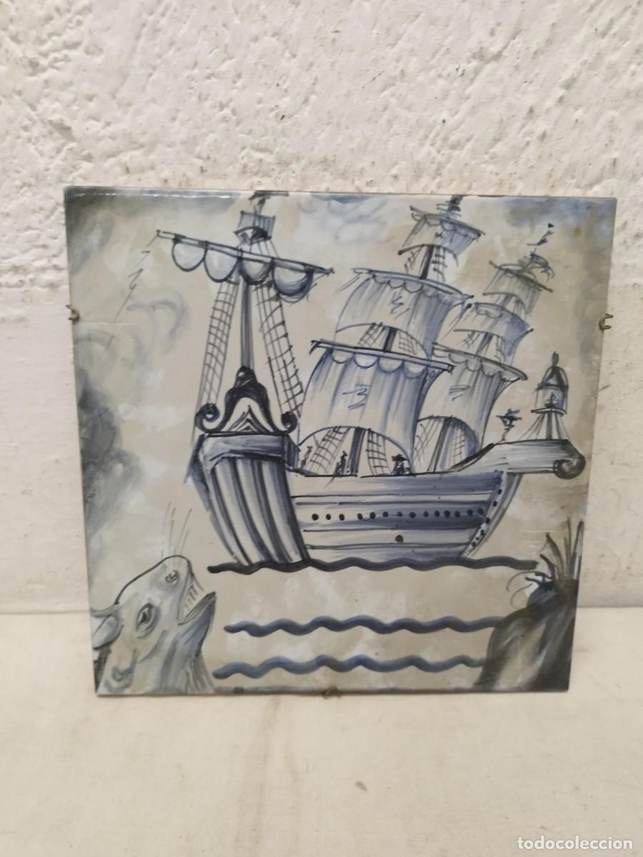 Antig&uuml;edades: Antiguo gran azulejo, rayola decorativa. Motivos navales, pintado a mano.