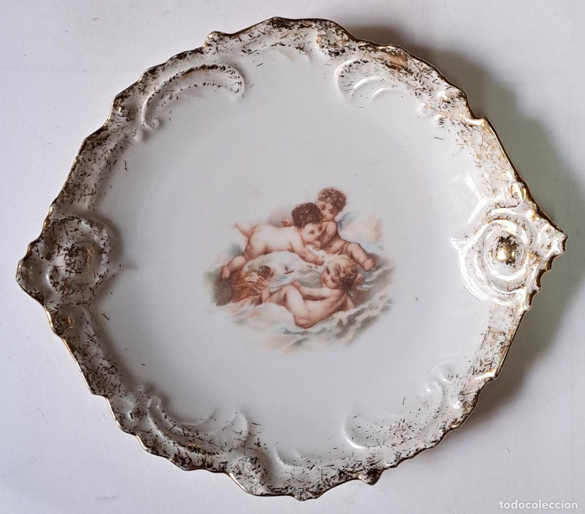 Antig&uuml;edades: BANDEJA O PLATO DE CERAMICA ESTILO ISABELINO CON DISE&Ntilde;O DE ANGELES Y BORDES DORADOS.. PLATO-353