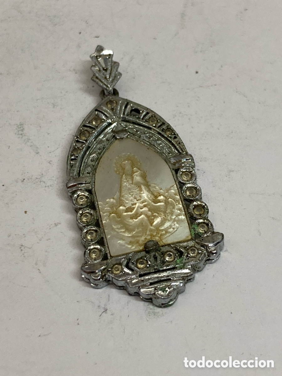 Antig&uuml;edades: Colgante de plata y n&aacute;car religioso C611
