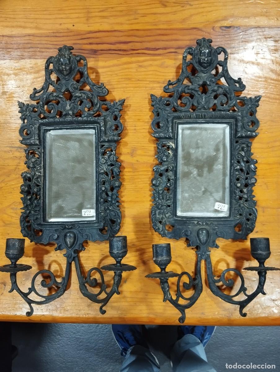 Antig&uuml;edades: PAREJA DE ESPEJOS BISELADOS EN BRONCE CON DOBLE PALMATORIA.