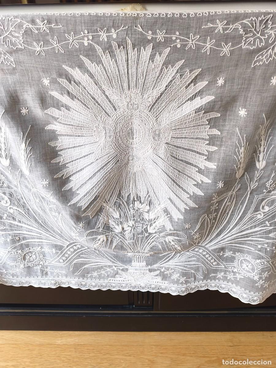 Antig&uuml;edades: PRECIOSO MANTEL DE ALTAR EN MUSELINA BORDADA PRINCIPIOS S.XX