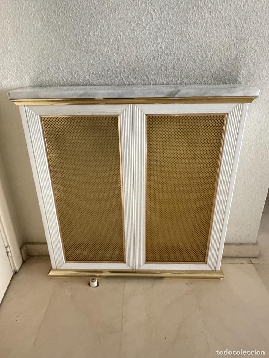Antig&uuml;edades: Cubre-radiador de sal&oacute;n lacado