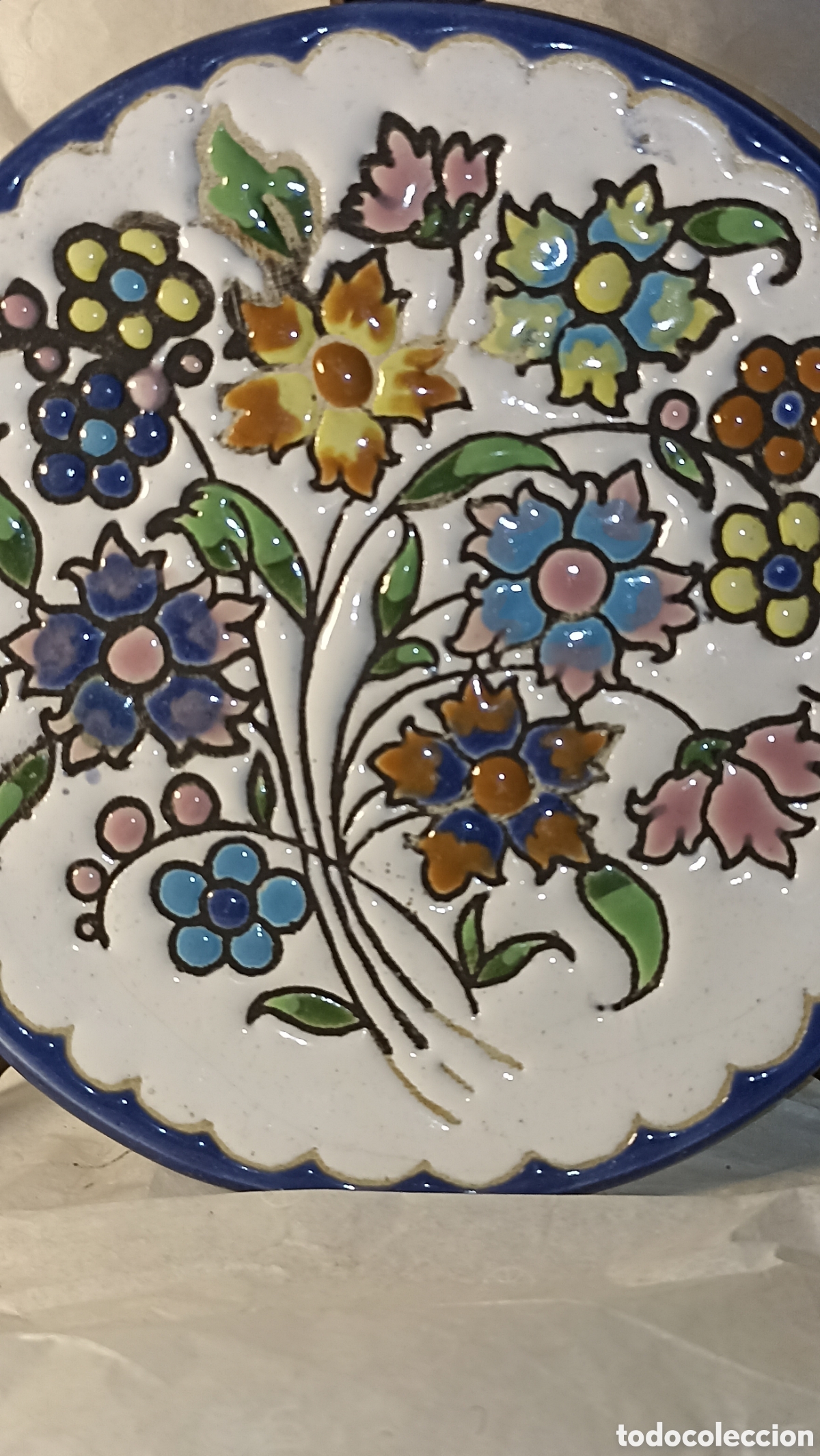 Antig&uuml;edades: Plato de Cer&aacute;mica Artesanal de Sevilla (Santa Cruz) - Pintado a Mano con Relieve - 20 cm