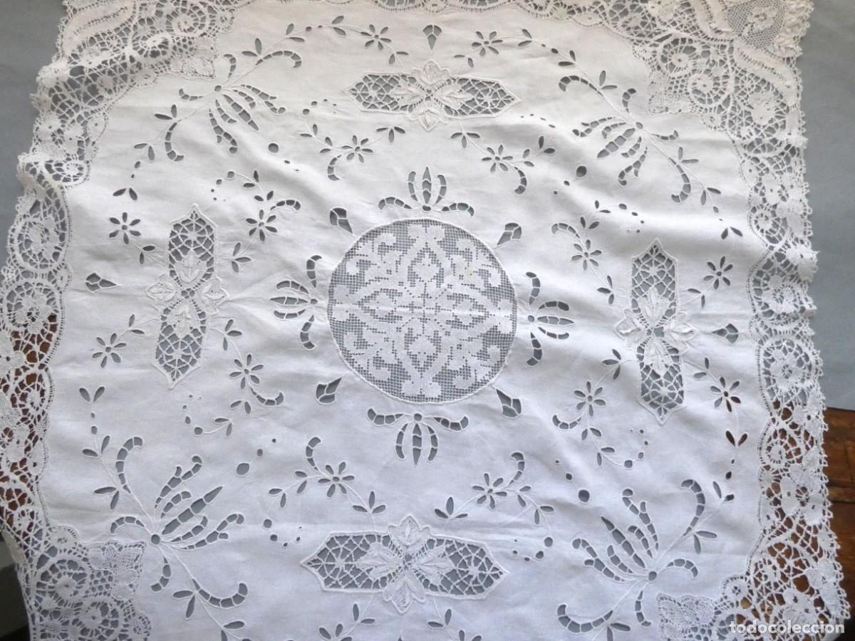 Antig&uuml;edades: ANTIGUO MANTEL DE LINO CON ENCAJES DE BOLILLO, ENCAJE DE RED Y BORDADOS PPIO.S.XX