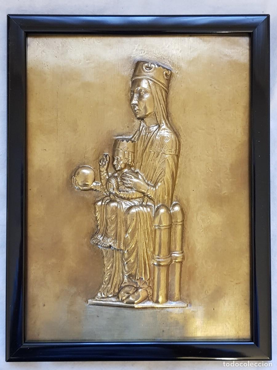 Antig&uuml;edades: Relieve antiguo en bronce. Virgen de Montserrat la Moreneta
