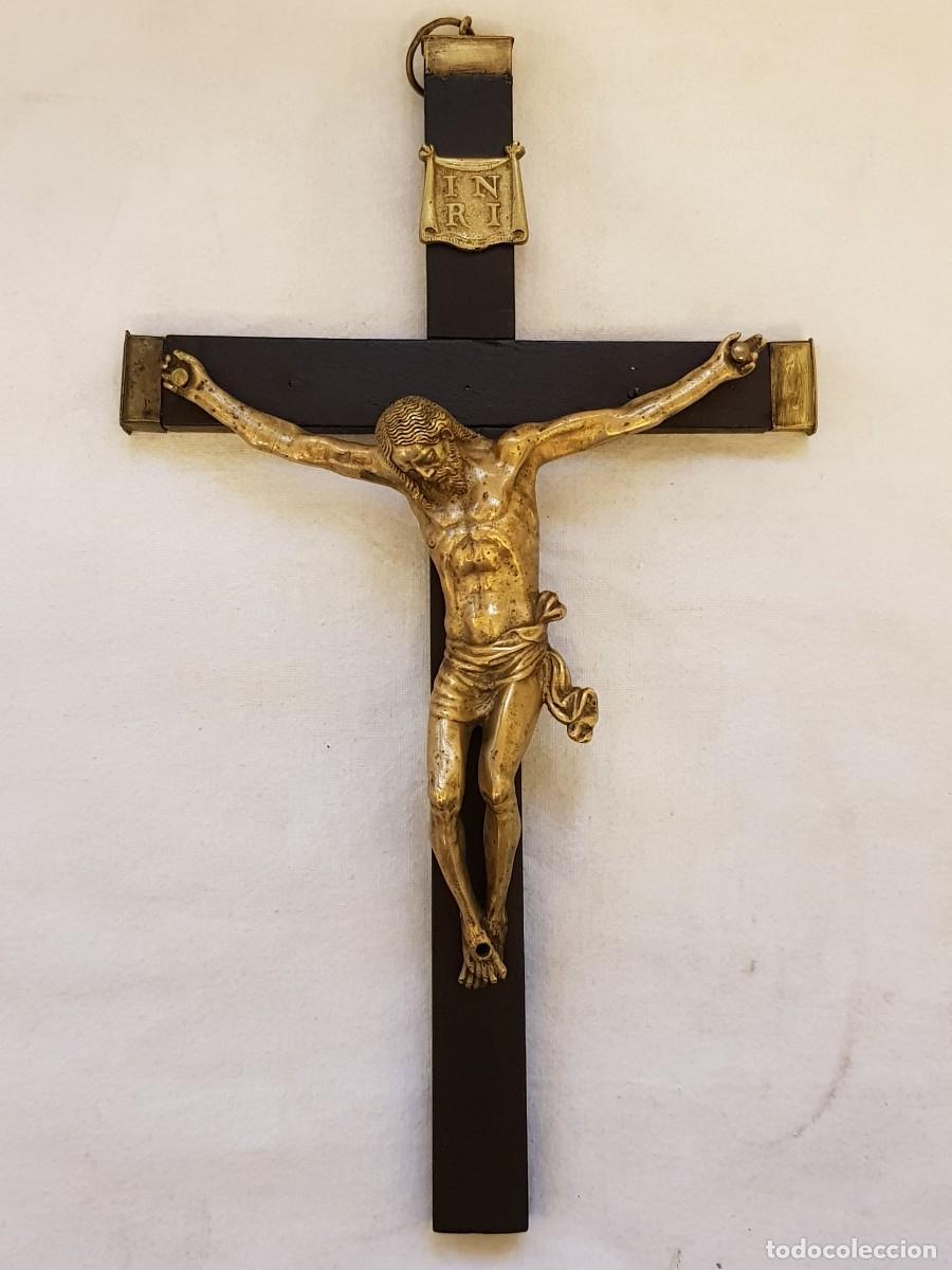 Antig&uuml;edades: Cristo crucifijo de bronce. Siglo XVI-XVII