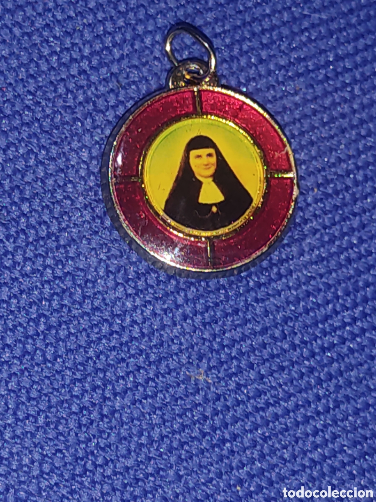 Antig&uuml;edades: Medalla con reliquia M&deg; Pilar Izquierdo