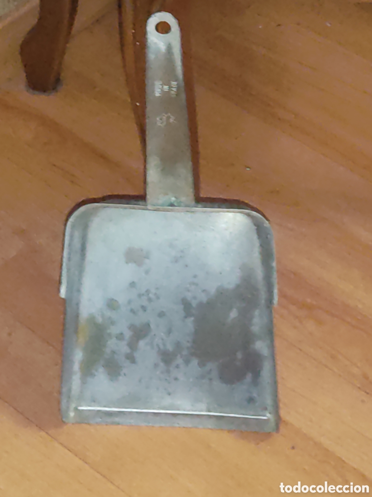 Antig&uuml;edades: Antiguo recogedor de acero galvanizado marca ILSA,estupendo para las brasas del fogon.Made in Spain.