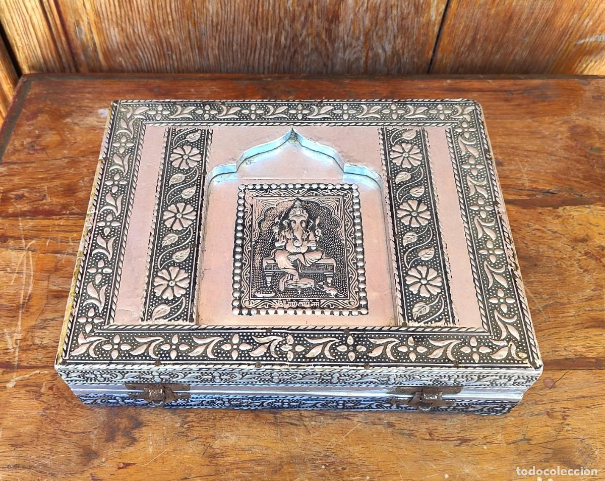 Antig&uuml;edades: Caja oriental forrada de menal, Ganesha SXX