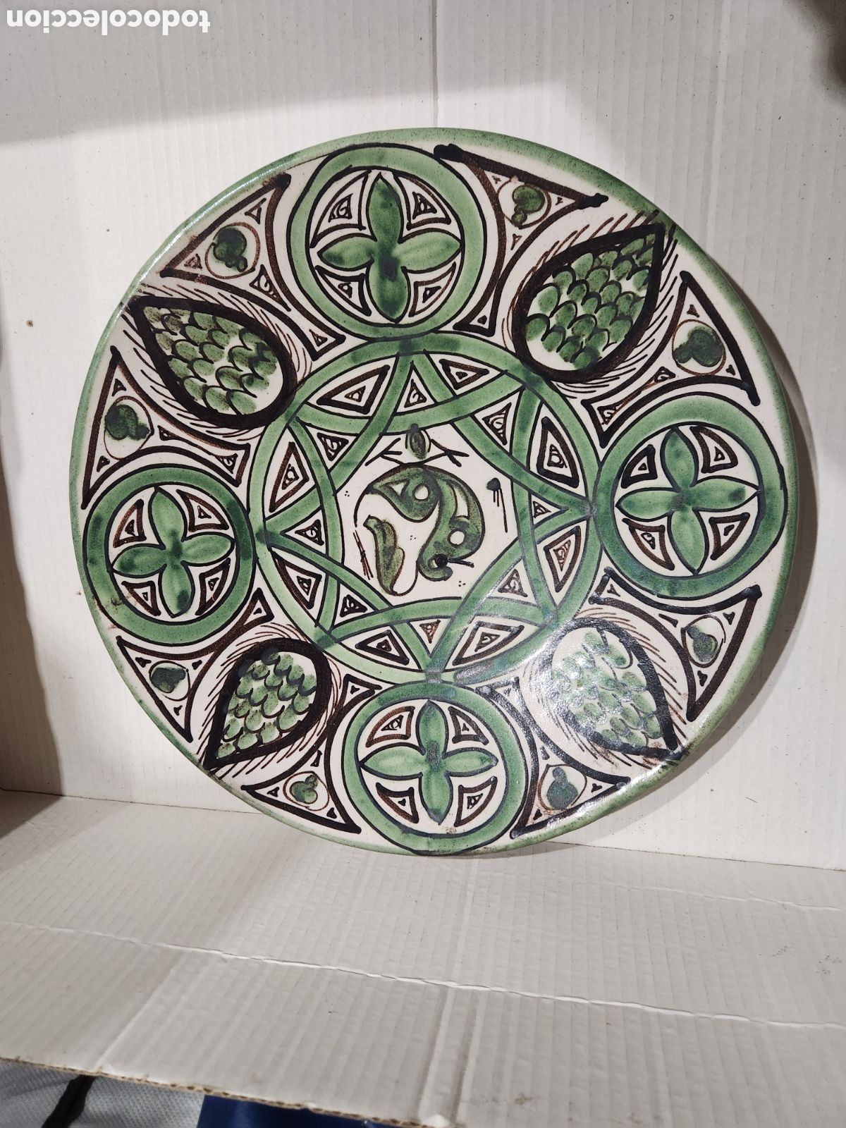 Antiquit&auml;ten: GRAN PLATO DE CERAMICA DE TERUEL. FIRMADO DOMINGO PUNTER. R1. 32CM.