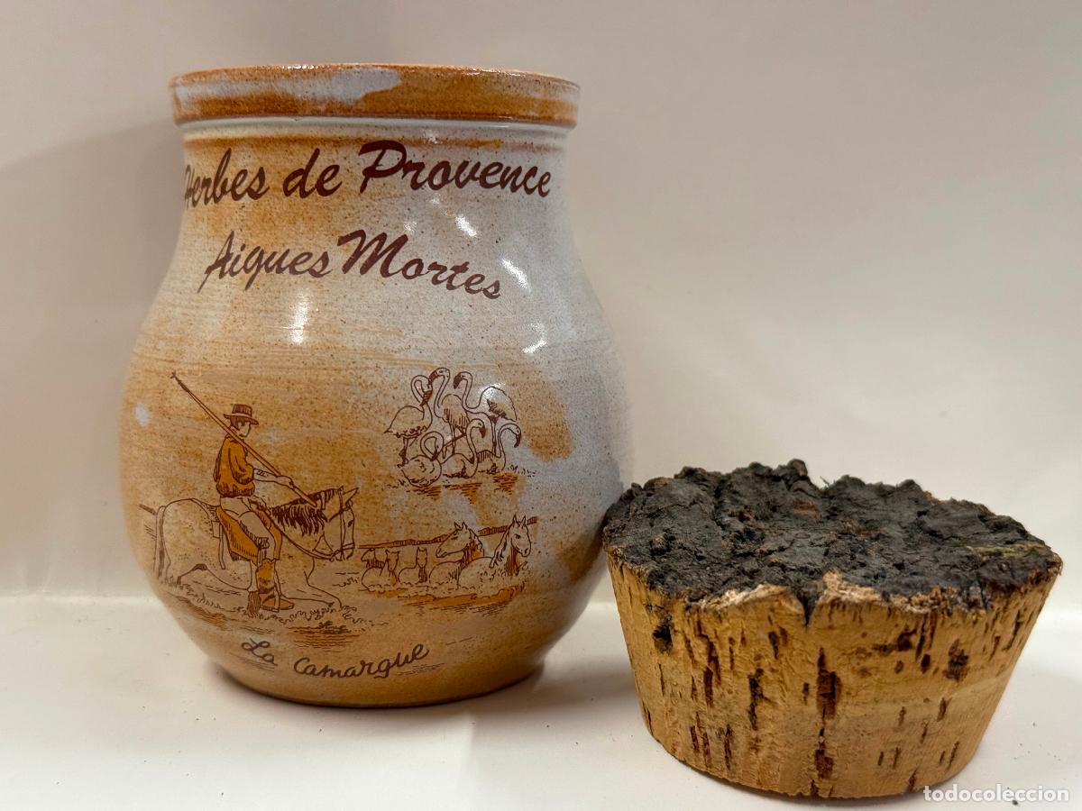 Antig&uuml;edades: Bonito tarro de ceramica con tapa corcho. Herbes de Provence. Aigues Mortes. La Camargue. Unos 10cms
