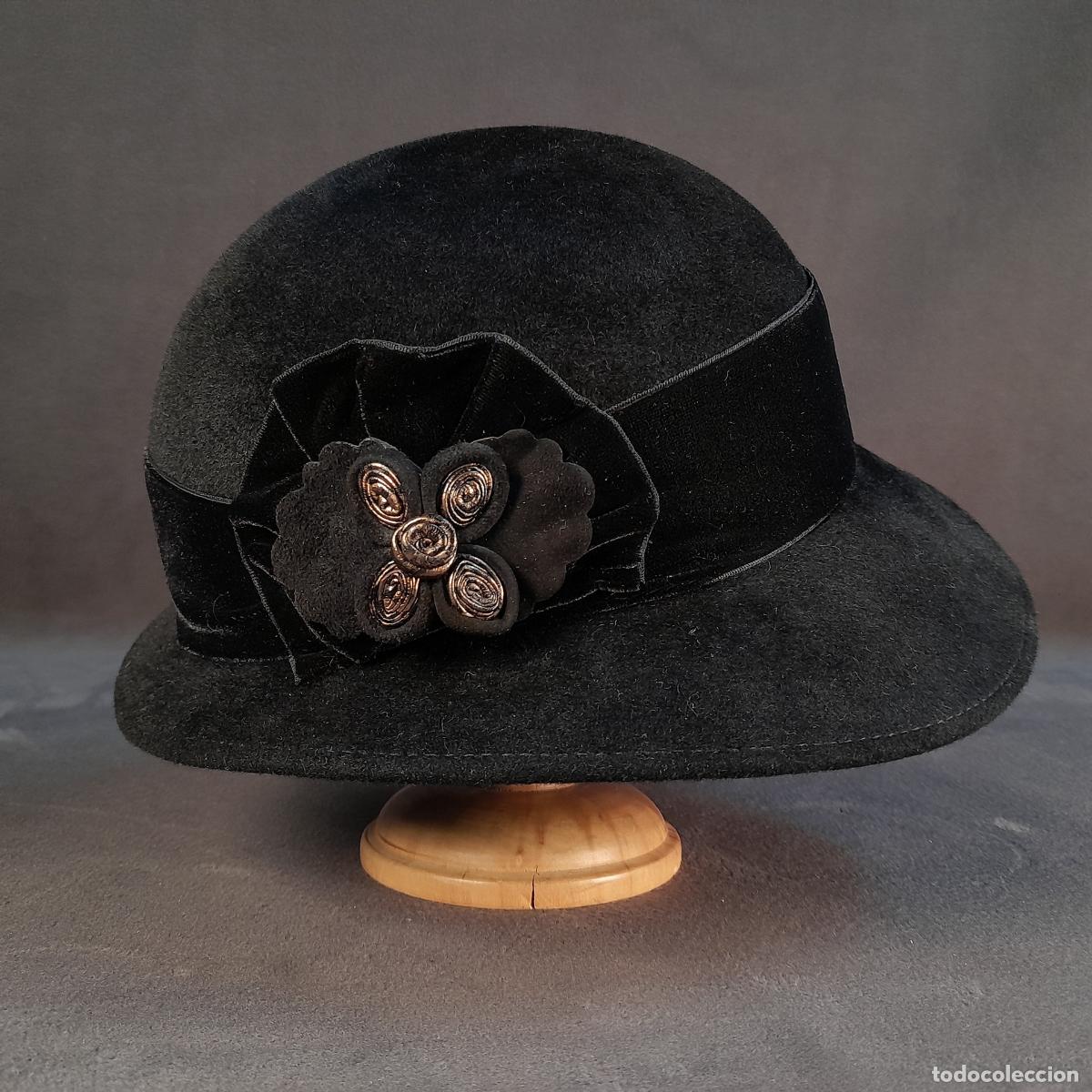 Antig&uuml;edades: S-421.SOMBRERO FEMENINO DE FIELTRO NEGRO CON APLICACI&Oacute;N FLORAL. ESTILO VINTAGE. MEDIADO DEL SIGLO XX