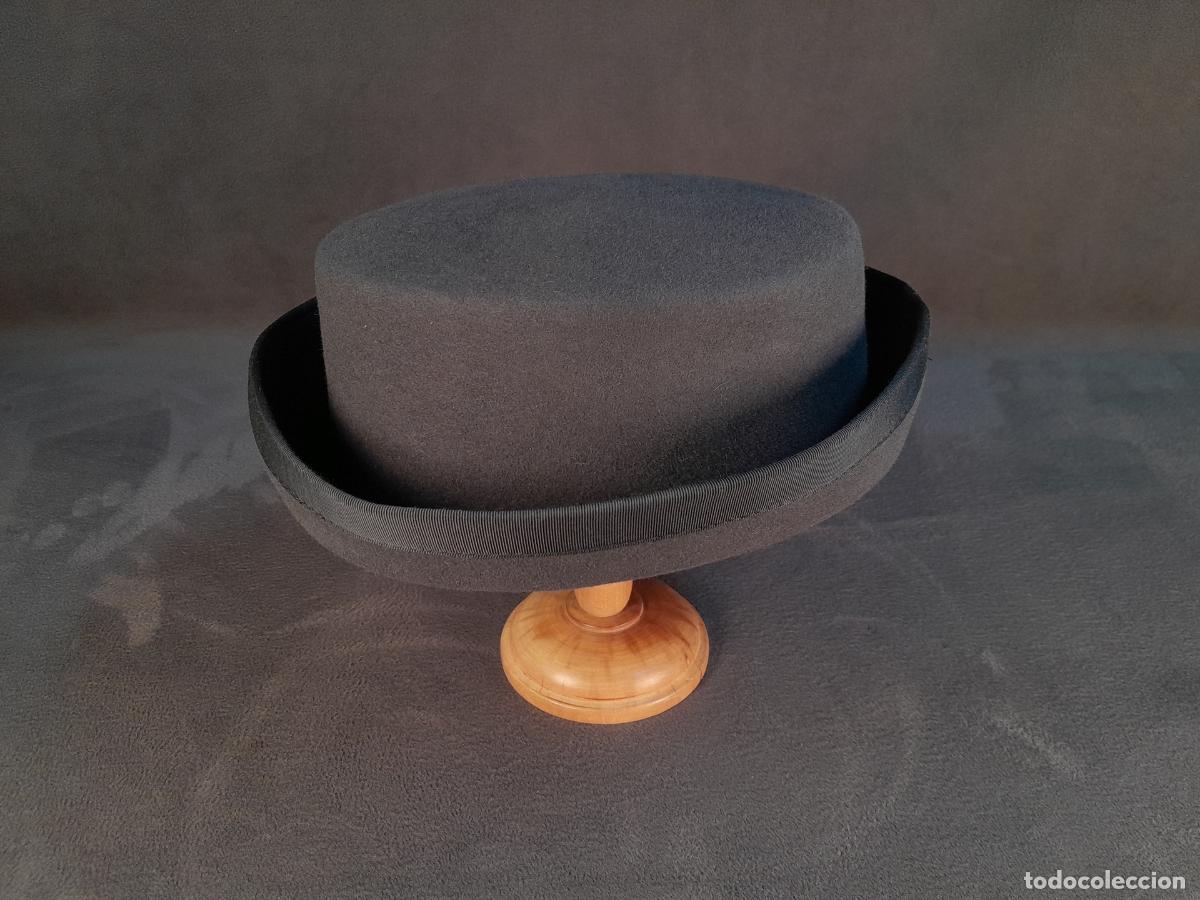 Antig&uuml;edades: S-422.SOMBRERO DE FIELTRO DE ALA CORTA Y COPA CIL&Iacute;NDRICA DE FERN&Aacute;NDEZ Y ROCHE.SEGUNDA M S.XX