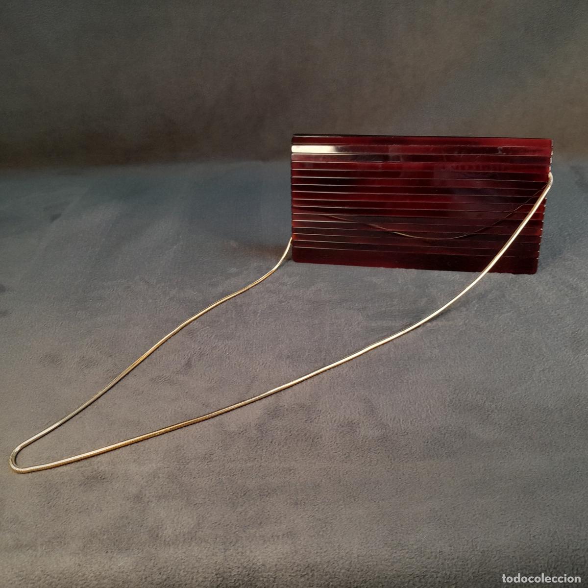 Antiguidades: BL-78. BOLSO DE MANO R&Iacute;GIDO EN RESINA CON CADENA DORADA. 1950 CA.