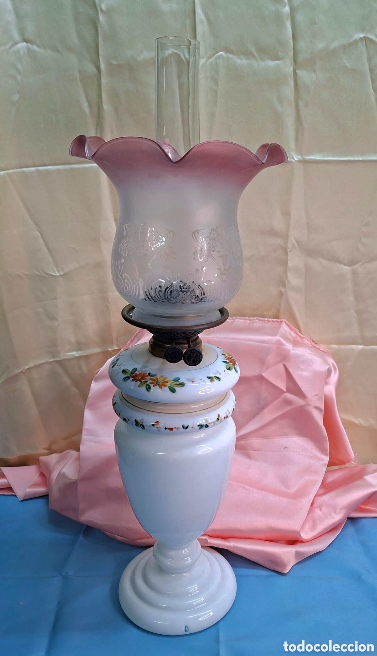 Antig&uuml;edades: Quinqu&eacute; antiguo de opalina en cristal, opalina blanca y lat&oacute;n. - Foto 2