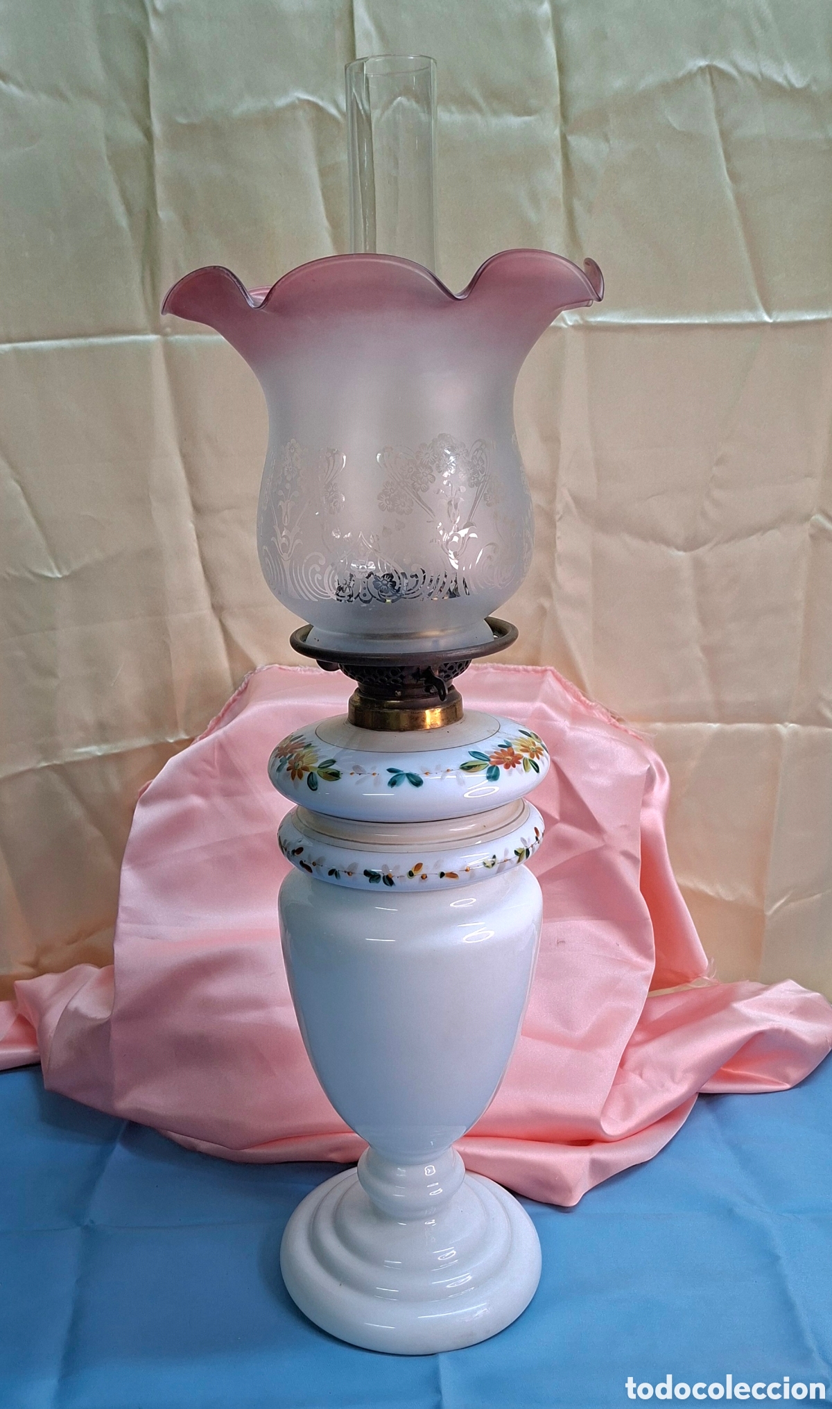 Antig&uuml;edades: Quinqu&eacute; antiguo de opalina en cristal, opalina blanca y lat&oacute;n. - Foto 6
