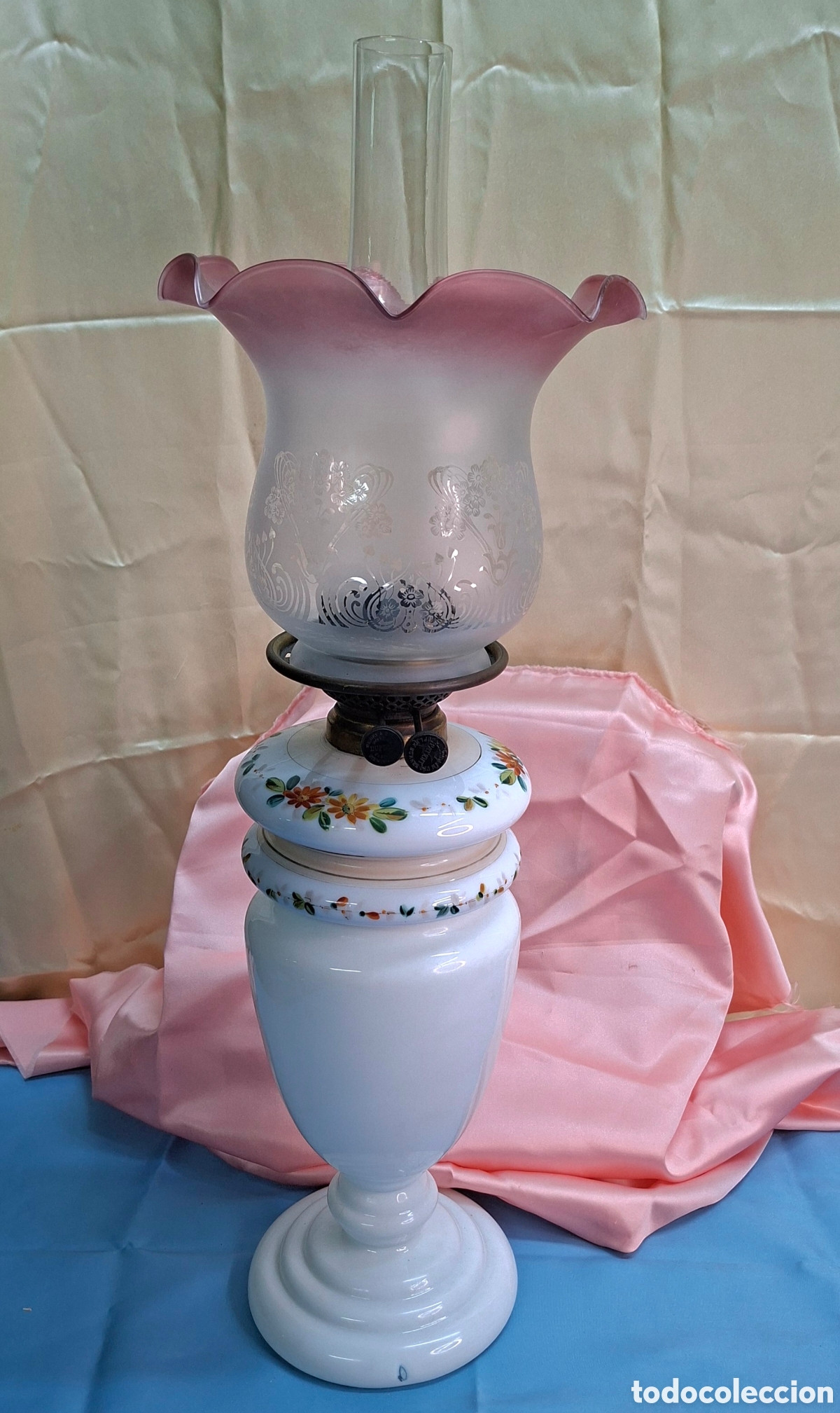 Antig&uuml;edades: Quinqu&eacute; antiguo de opalina en cristal, opalina blanca y lat&oacute;n. - Foto 7