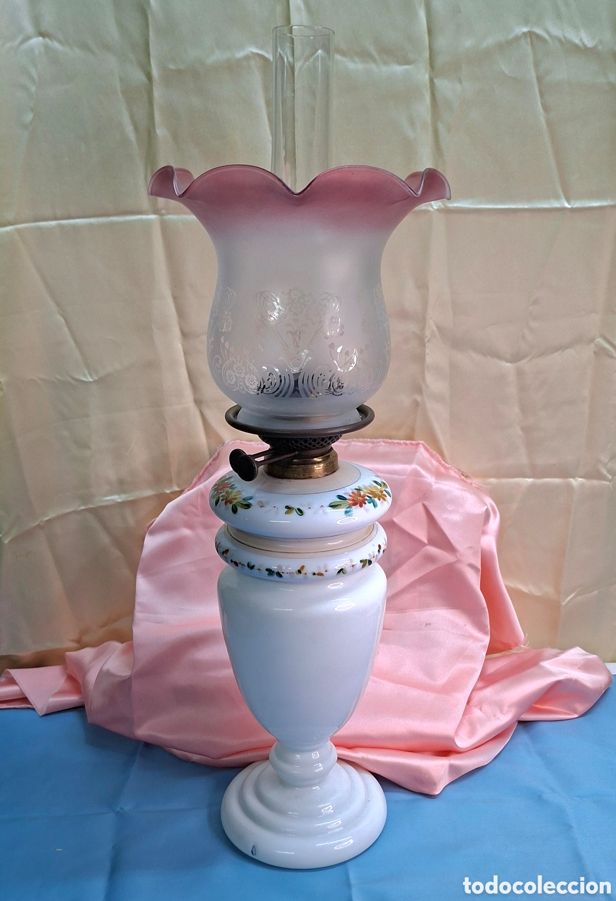 Antig&uuml;edades: Quinqu&eacute; antiguo de opalina en cristal, opalina blanca y lat&oacute;n. - Foto 3