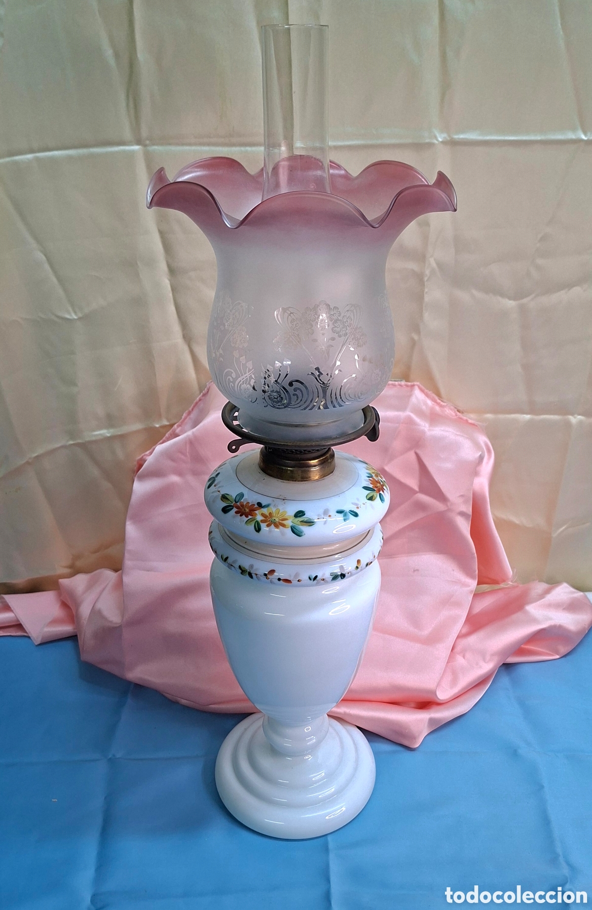 Antig&uuml;edades: Quinqu&eacute; antiguo de opalina en cristal, opalina blanca y lat&oacute;n. - Foto 5