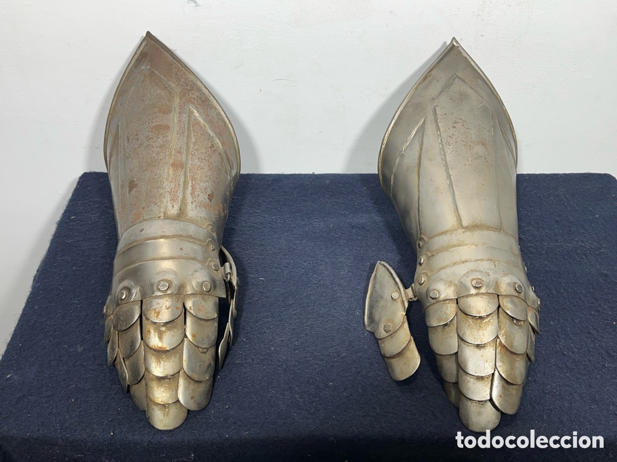 Antig&uuml;edades: Pareja de Guantes de Armadura en hierro forjado. A/J