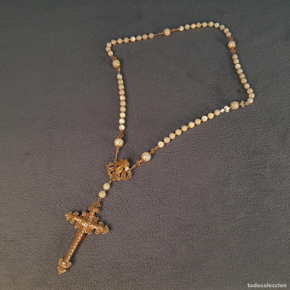 Antiguidades: R-473. ROSARIO DE DEVOCI&Oacute;N CON CUENTAS DE N&Aacute;CAR Y ELEMENTOS MET&Aacute;LICOS EN FILIGRANA DORADA.