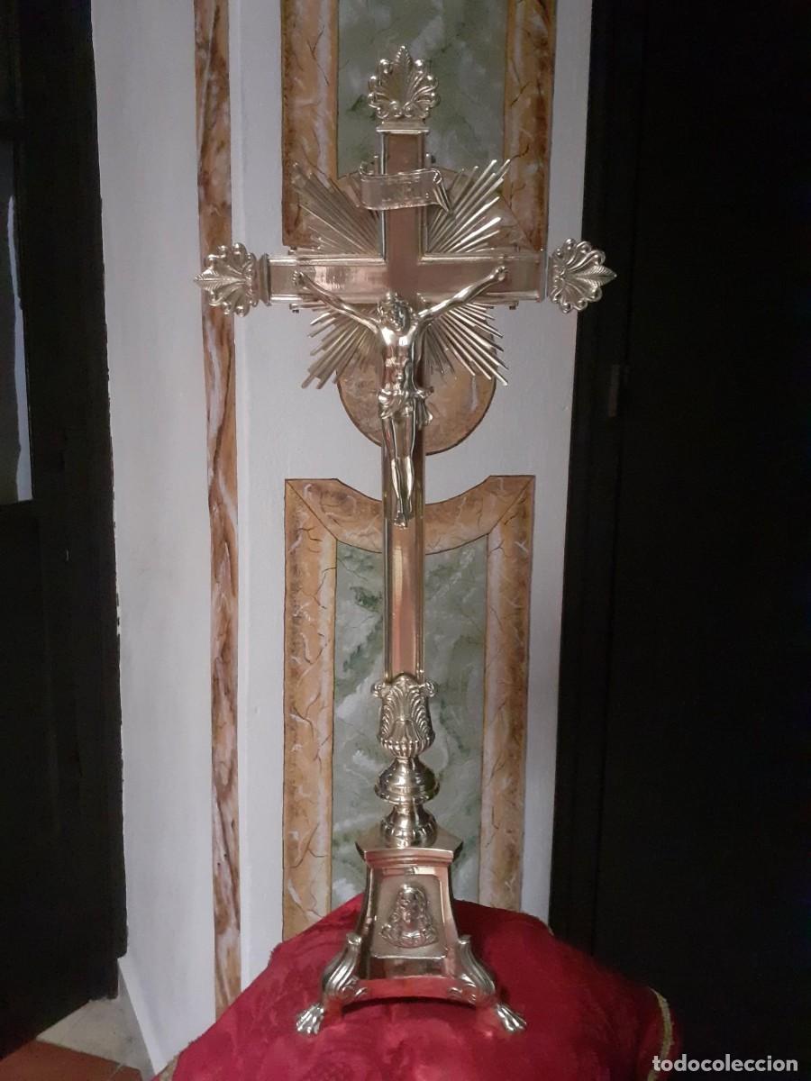 Antig&uuml;edades: antigua cruz de altar en laton dorado