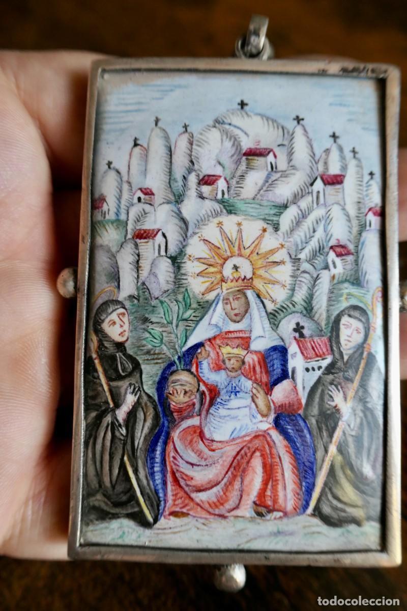 Antig&uuml;edades: colgante relicario devocional de la Virgen de Montserrat, datada habitualmente siglo XVIII. 9 x 6 cm