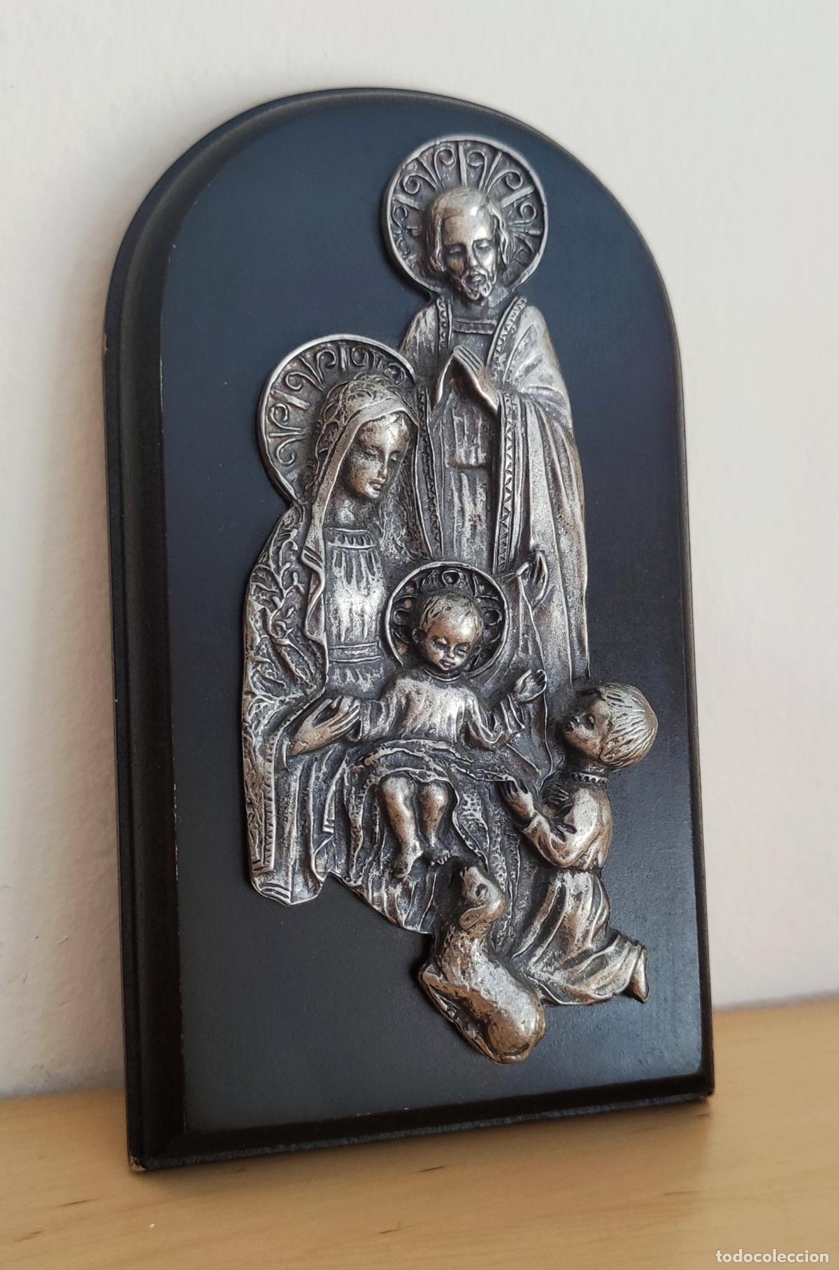 Antig&uuml;edades: RELIEVE SAGRADA FAMILIA EN METAL SOBRE MADERA PAA COLGAR - 18 CM DE ALTURA