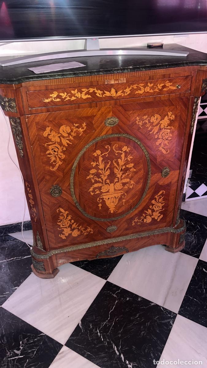 Antig&uuml;edades: Aparador sibilino, madera y bronce.