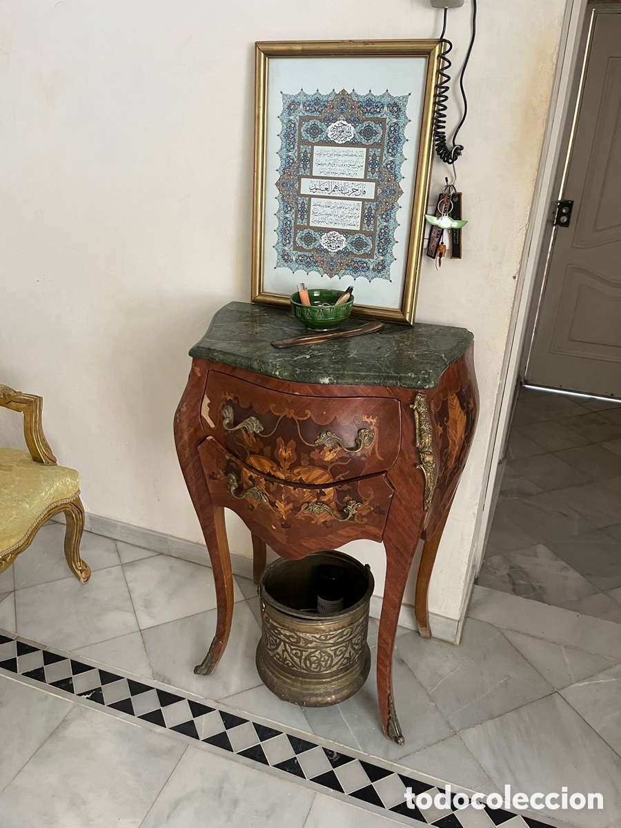 Antig&uuml;edades: Lote c&oacute;moda y mesita , marqueter&iacute;a y bronce