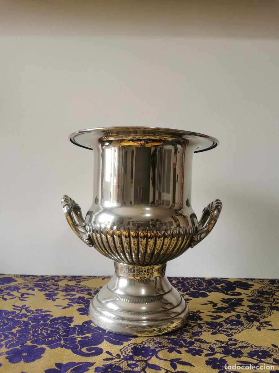Antig&uuml;edades: Champanera /Cubitera metal plateado 26cm