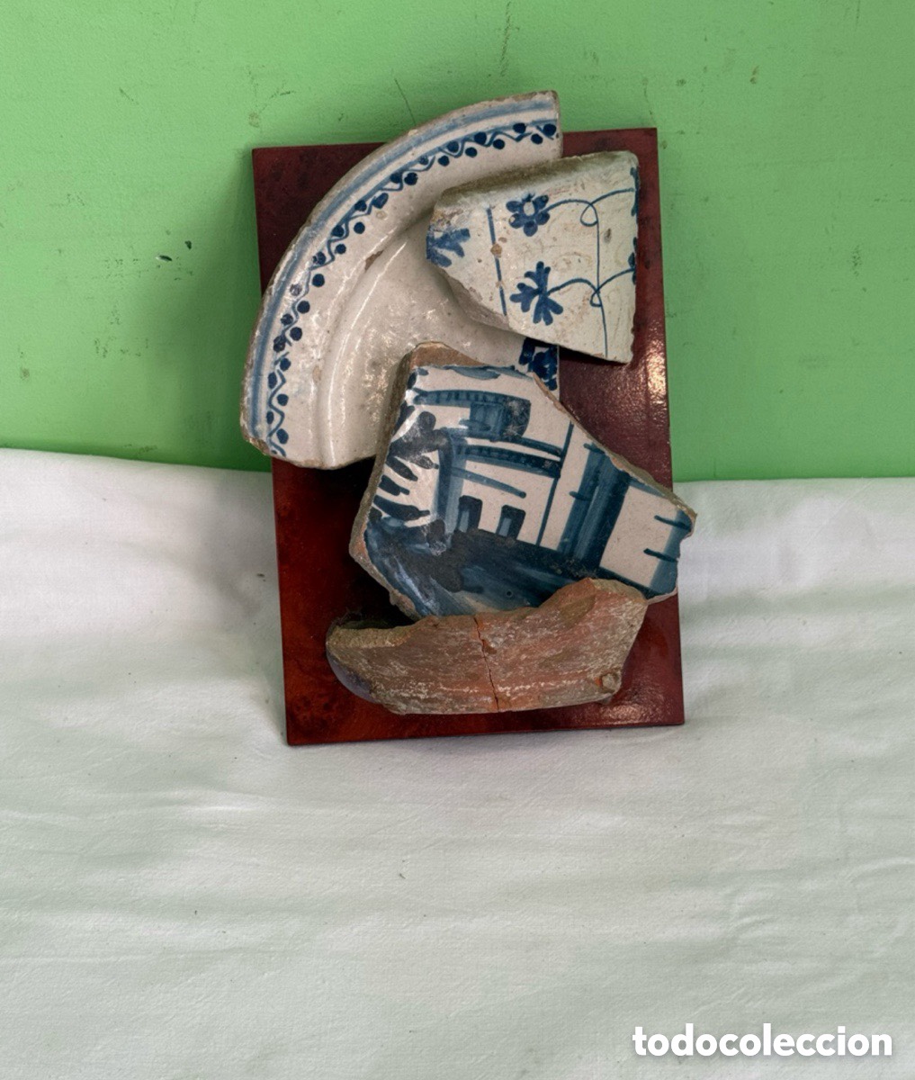 Antig&uuml;edades: Composici&oacute;n con Fragmentos de Cer&aacute;mica Antigua Azul y Blanca Siglo XVIII XIX