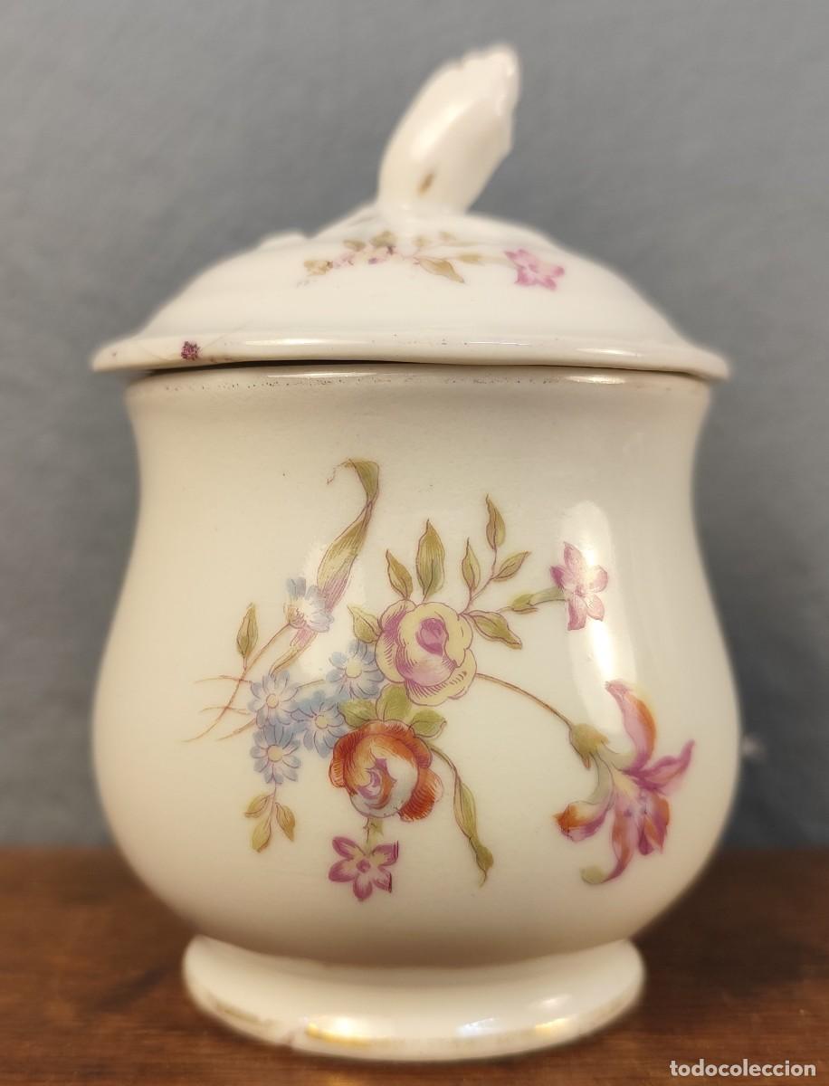 Antig&uuml;edades: Peque&ntilde;o de porcelana con tapa siglo XX